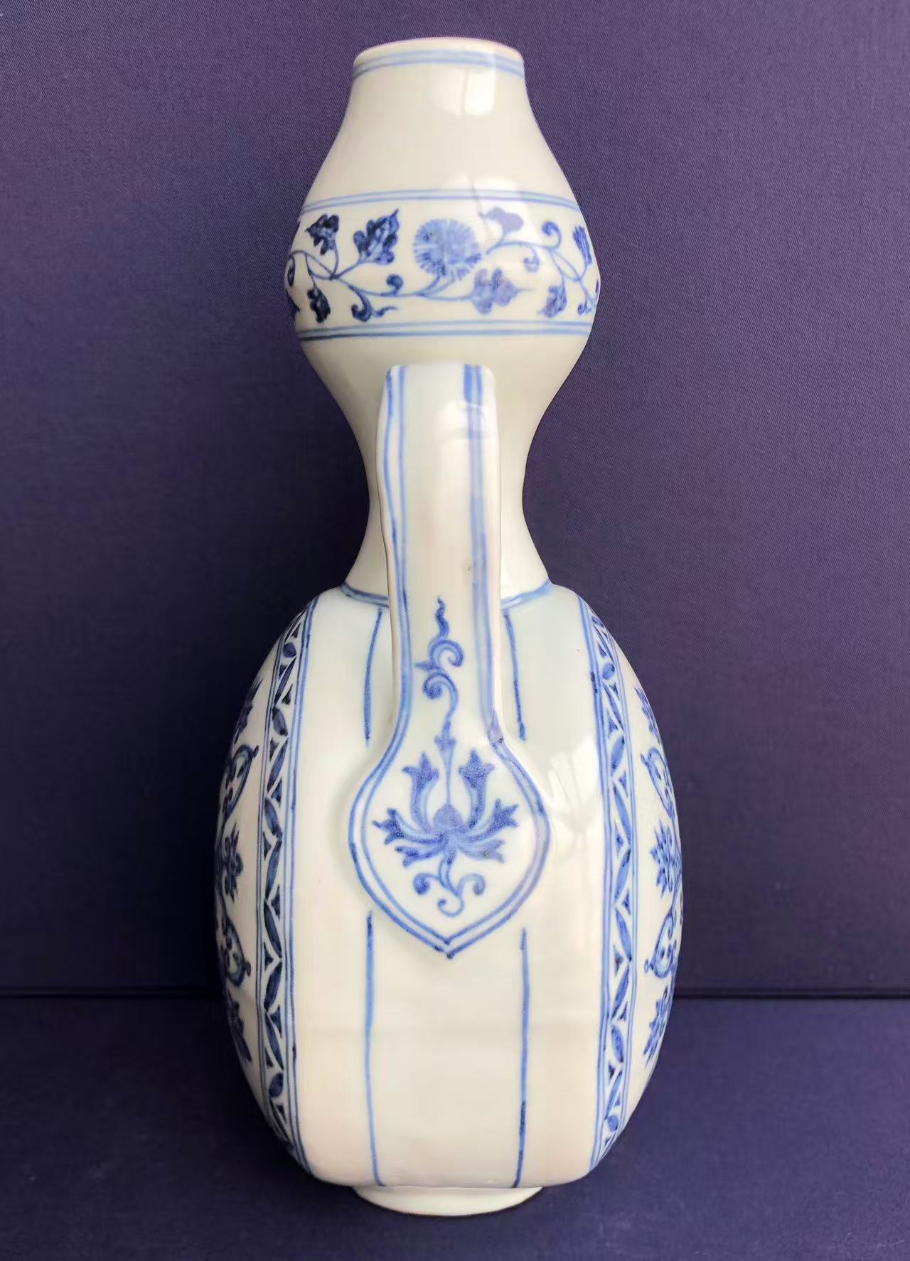 明代官窑青花抱月瓶 侧面