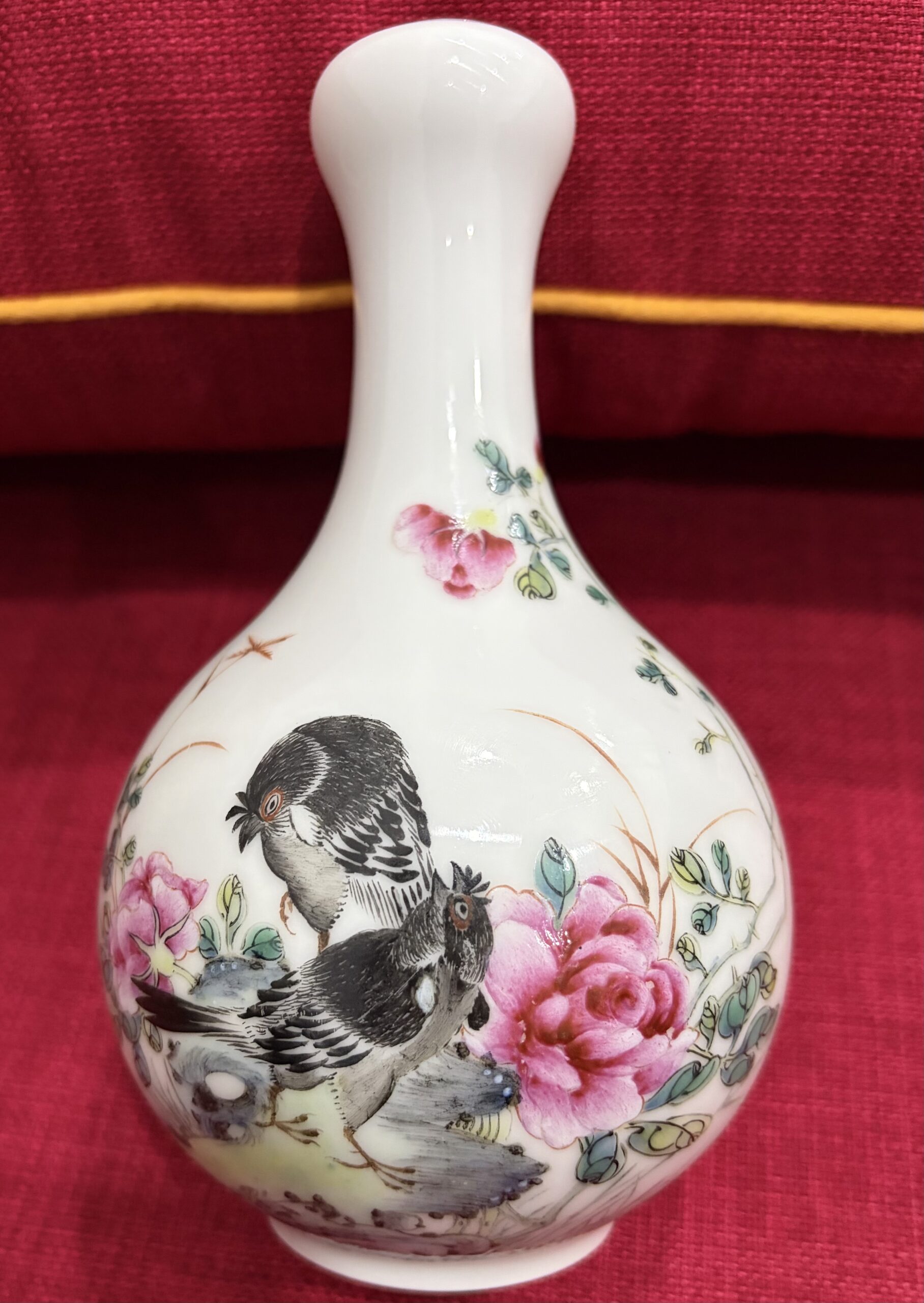 清乾隆 珐琅彩蒜头瓶 整体