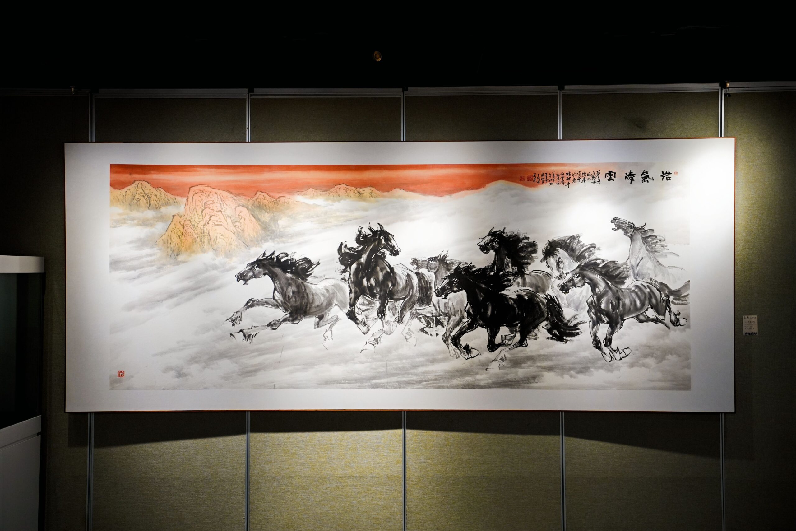 展览公益导览与笔墨体验活动现场